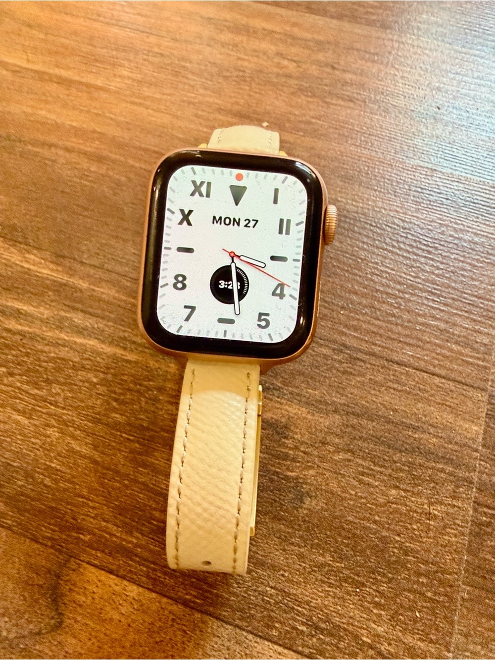 Apple Watch Series 5 GPS 40mm Gold Aluminum + Cream Leather Band + Charger